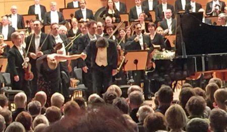 Hallenser 4. Sinfoniekonzert mit Beethovens 5. Hallenser 4. Sinfoniekonzert mit Beethovens 5.: Tosender Beifall für Pianistin Schirmer und Dirigent Klingele