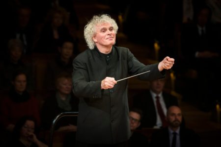 Sir Simon Rattle und die Berliner Philharmonikern in Halle Sir Simon Rattle dirigierend