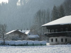 Weihnachten mit Livingtools und Geschenkvorschlägen - Ein Hof im Winter