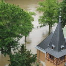 Hochwasser: Bewohner kommen nciht mehr in ihr Haus